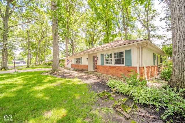 2613 W Queensbury Rd, Muncie, IN 47304 - ranch-style home with brick siding and a front yard