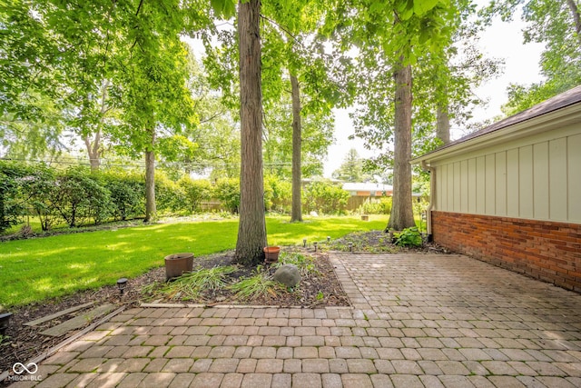 2613 W Queensbury Rd, Muncie, IN 47304 - fenced backyard with a patio