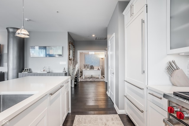 225 N New Jersey St Unit 52, Indianapolis, IN 46204 - kitchen with light countertops, white cabinetry, dark wood finished floors, decorative light fixtures, and recessed lighting