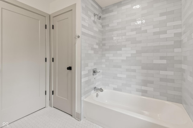 8246 Windcombe Blvd, Indianapolis, IN 46240 - full bathroom featuring shower / washtub combination