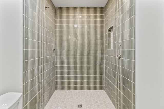 8246 Windcombe Blvd, Indianapolis, IN 46240 - full bath featuring a tile shower and toilet