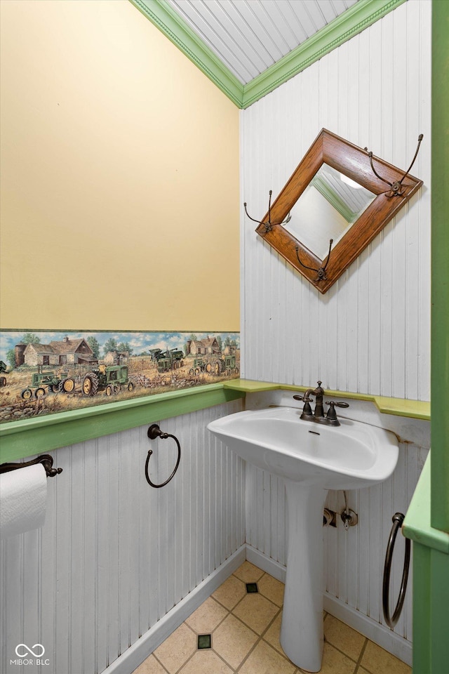 7516 S County Road 300 W, Clayton, IN 46118 - bathroom featuring a wainscoted wall and tile patterned floors