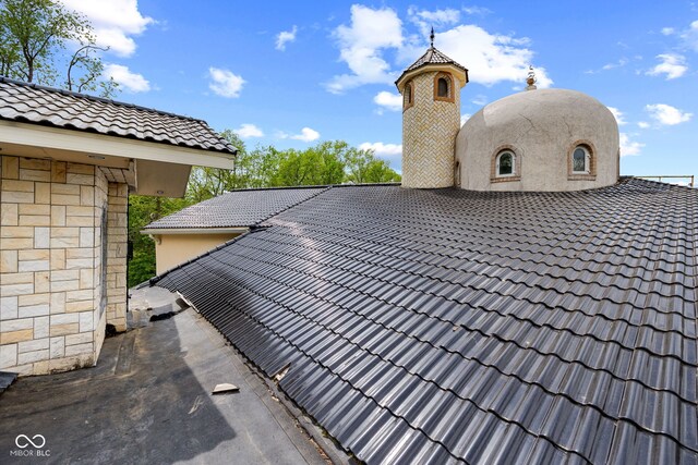 4945 S 100 E, Lafayette, IN 47909 - exterior view of a tile roof and a chimney