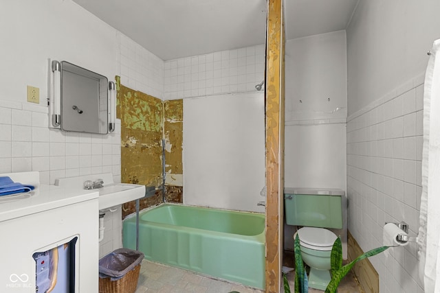 9030 E 700 S, Elizabethtown, IN 47232 - full bath with tile walls and toilet