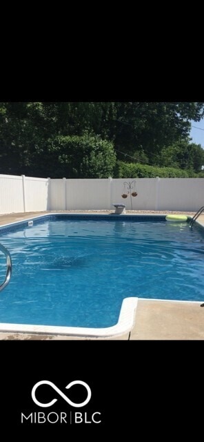 660 E Dr, Seymour, IN 47274 - view of swimming pool featuring a diving board