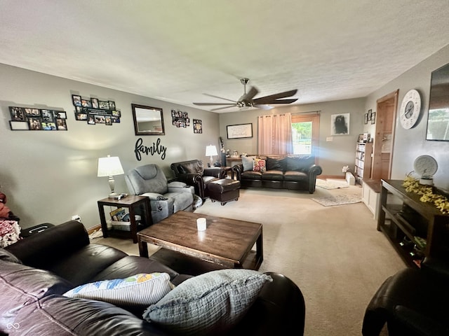 208 10th St, Covington, IN 47932 - carpeted living room with a ceiling fan