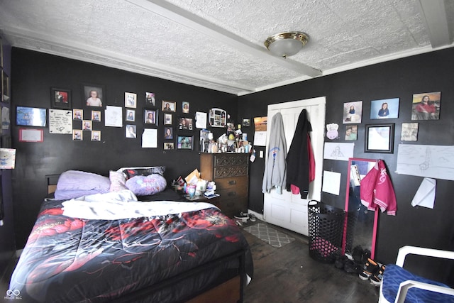2638 S Mcclure St, Indianapolis, IN 46241 - bedroom with a textured ceiling and a closet
