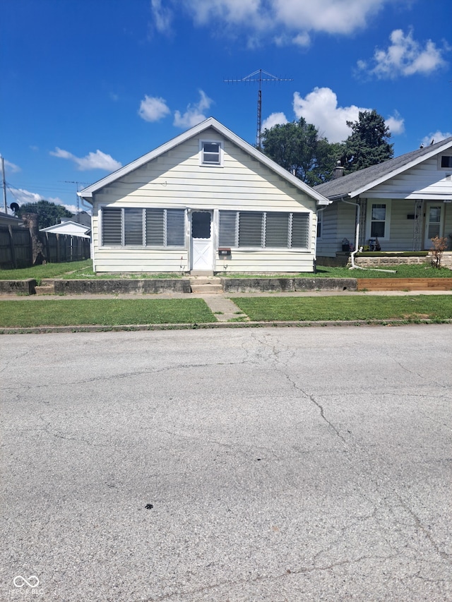 1033 S Locke St, Kokomo, IN 46902 - bungalow-style house with entry steps and a front lawn