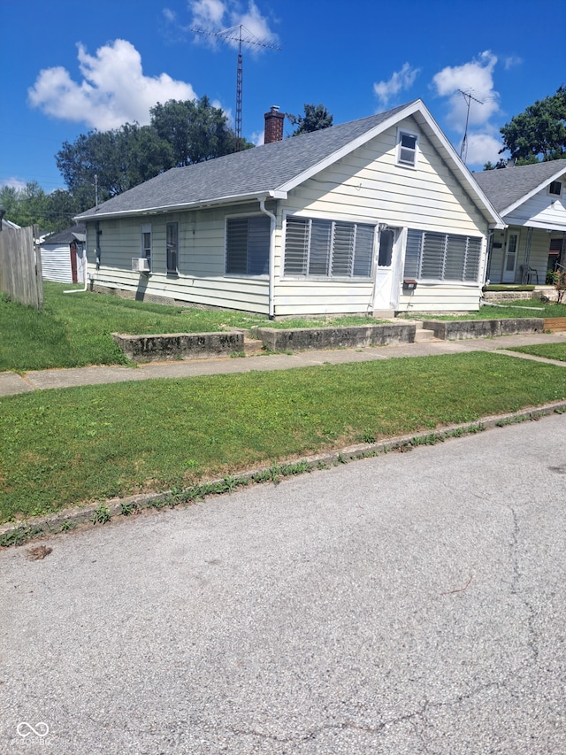 1033 S Locke St, Kokomo, IN 46902 - single story home featuring a chimney, a front lawn, and roof with shingles
