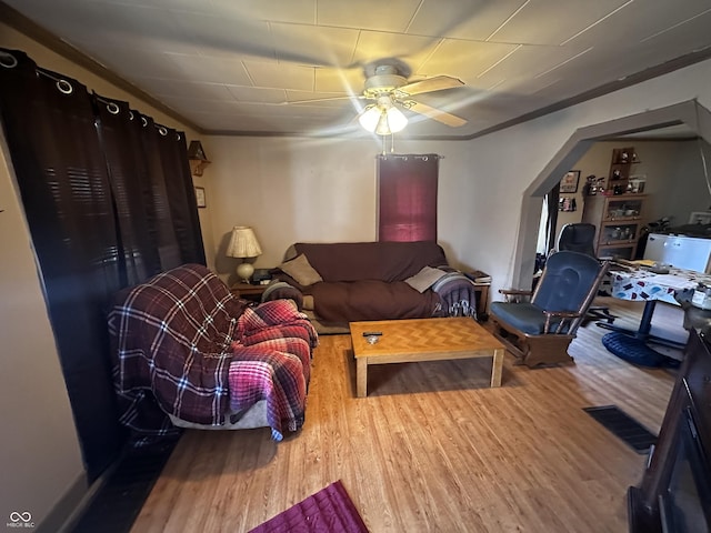 1033 S Locke St, Kokomo, IN 46902 - living area with wood finished floors and a ceiling fan