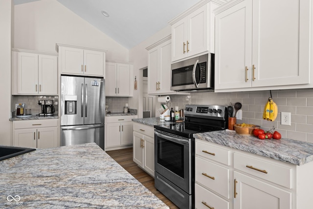 320 Briar Hill Dr, Whiteland, IN 46184 - kitchen with stainless steel appliances, lofted ceiling, backsplash, and white cabinetry