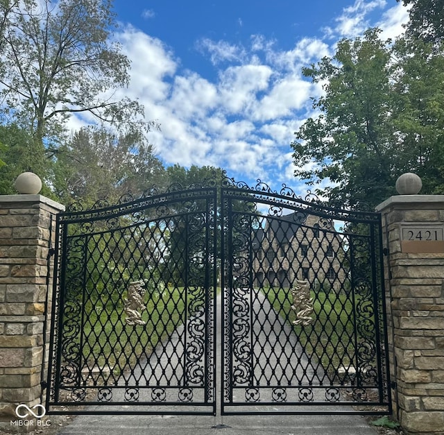 2421 W 39th St, Indianapolis, IN 46228 - view of gate