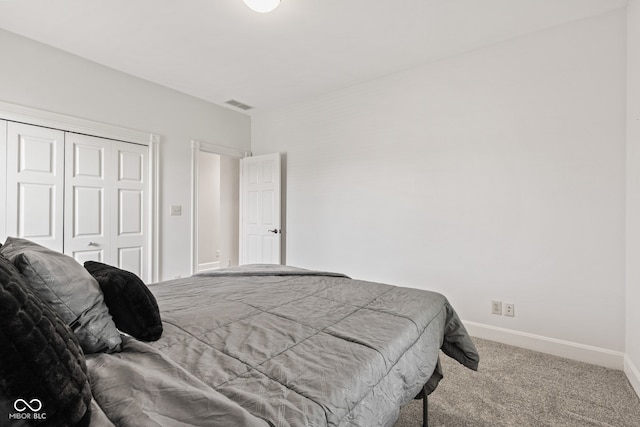 4465 W Woodbridge Ln, New Palestine, IN 46163 - bedroom featuring carpet flooring and a closet
