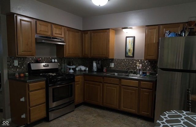 4318 Mesa Ct, Indianapolis, IN 46241 - kitchen featuring stainless steel appliances, under cabinet range hood, dark countertops, and decorative backsplash