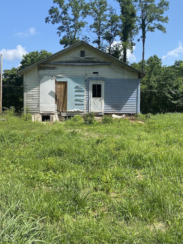 7111 W Tabor Hill Rd, Ellettsville, IN 47429 - rear view of property featuring an outdoor structure