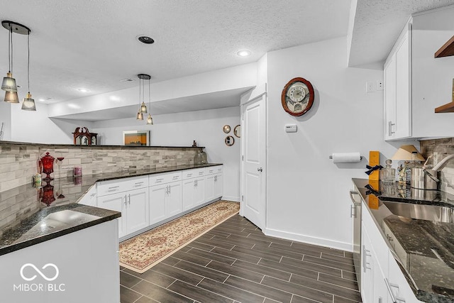 720 Willow Pointe N Dr, Plainfield, IN 46168 - kitchen featuring backsplash, a textured ceiling, white cabinets, dark wood-style floors, and pendant lighting