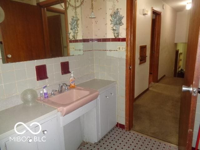 3253 W 34th St, Indianapolis, IN 46222 - bathroom with a wainscoted wall