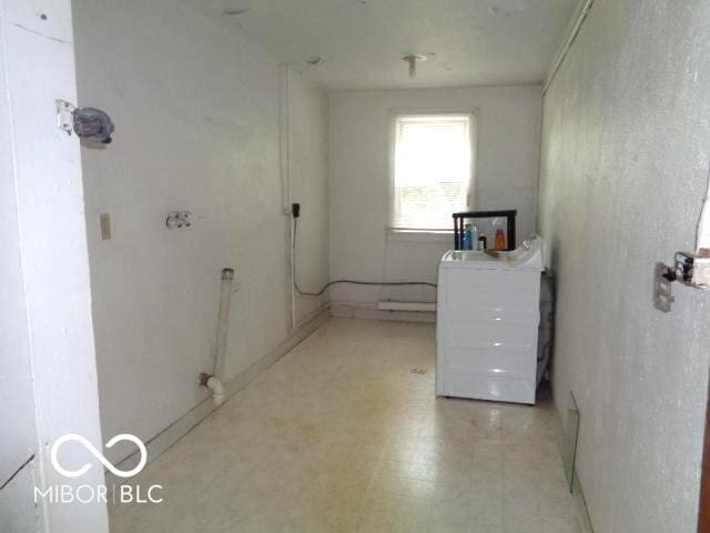 3253 W 34th St, Indianapolis, IN 46222 - laundry area featuring washer / dryer and light flooring