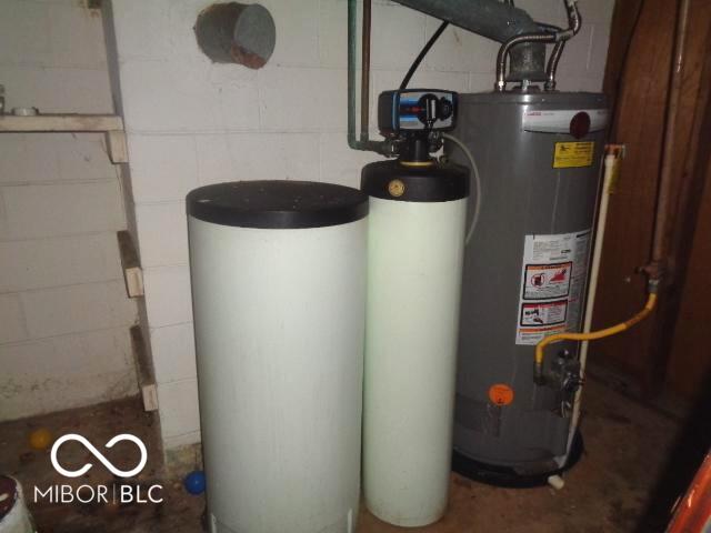 3253 W 34th St, Indianapolis, IN 46222 - utility room featuring water heater