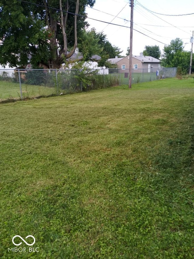 2138 Admiral Dr, Indianapolis, IN 46219 - view of yard