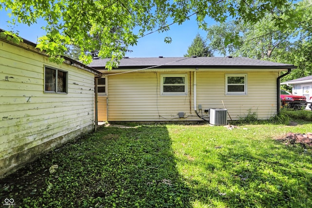 7307 Twin Beech Dr, Indianapolis, IN 46226 - back of house with a yard