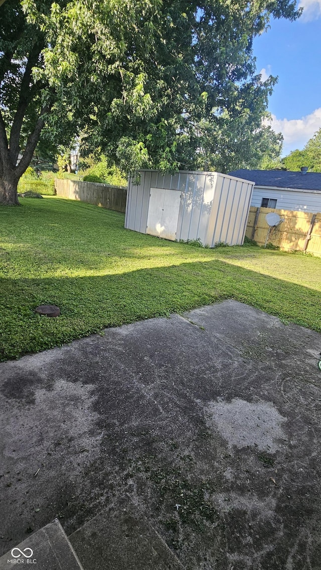4614 Runyon Lake Dr W, Greenwood, IN 46143 - view of yard with a storage unit