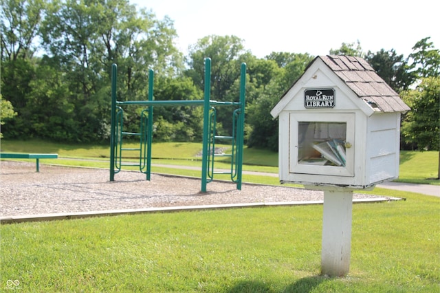 6298 Briargate Dr, Zionsville, IN 46077 - view of home's community featuring a yard