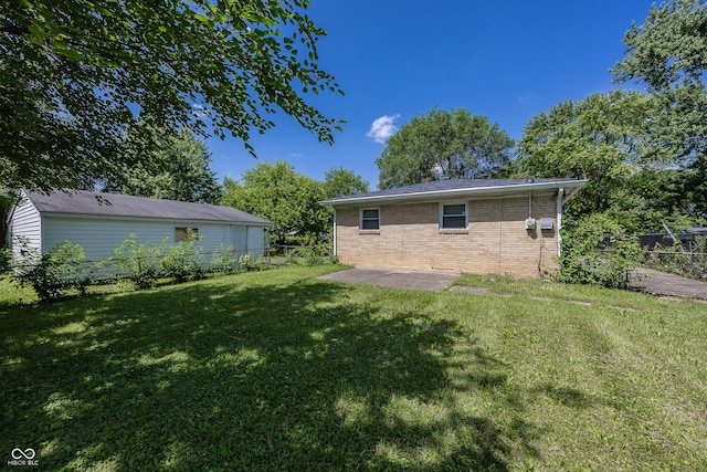 1217 S Ewing St, Indianapolis, IN 46203 - view of yard featuring a patio