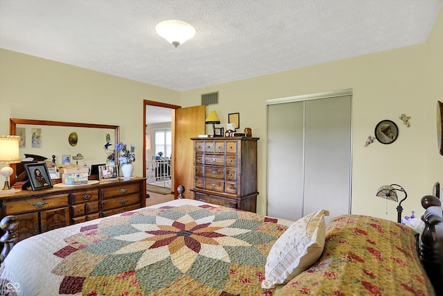 2777 S 600 E, Franklin, IN 46131 - bedroom featuring a closet and a textured ceiling