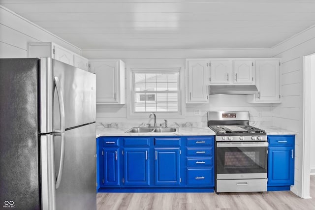 2829 Dakota Dr, Anderson, IN 46012 - kitchen with stainless steel appliances, under cabinet range hood, light wood-style floors, crown molding, and white cabinets