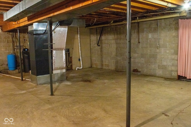 3401 N 75 W, Cayuga, IN 47928 - unfinished below grade area featuring a water pressure tank and heating unit