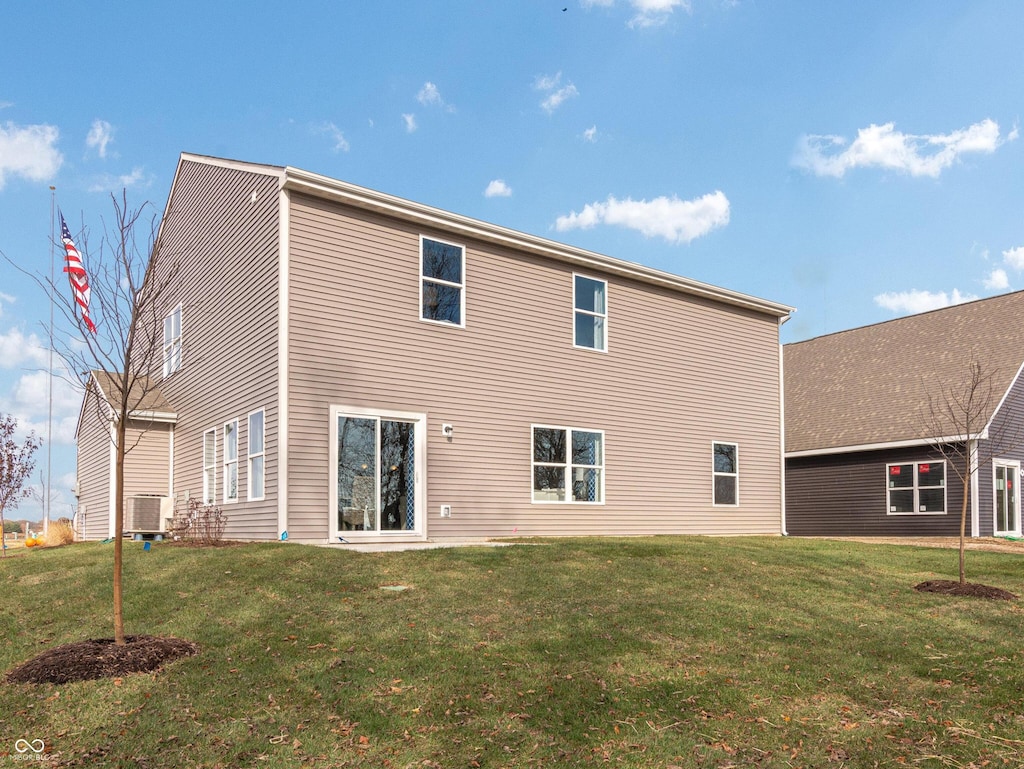164 Luna Pl, Shelbyville, IN 46176 - rear view of house with a lawn