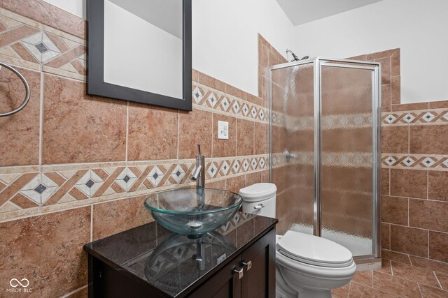 2015 N College Ave, Indianapolis, IN 46202 - full bath featuring tile walls, vanity, and a stall shower