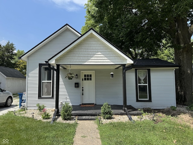 817 Pearl St, Covington, IN 47932 - view of front of home with covered porch and a front yard
