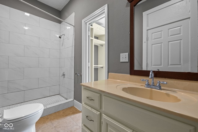 761 N Holmes Ave, Indianapolis, IN 46222 - bathroom featuring tiled shower, vanity, and tile patterned floors