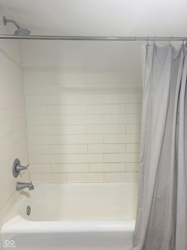 597 W Adams St, Franklin, IN 46131 - full bath featuring shower / bath combo with shower curtain