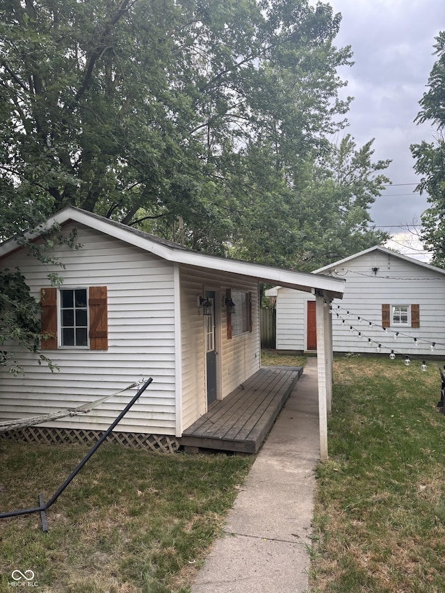 597 W Adams St, Franklin, IN 46131 - view of front facade with a front lawn