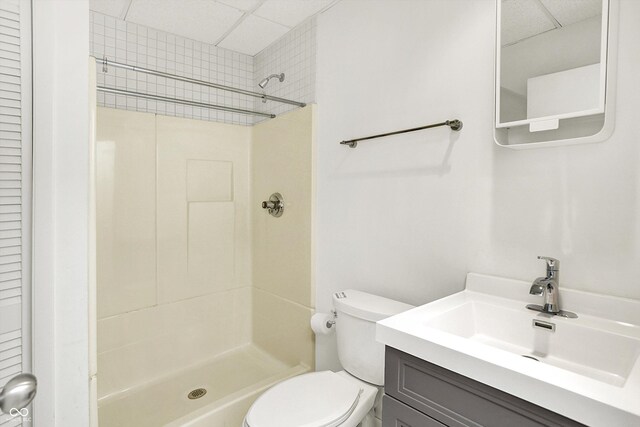 944 Briar Patch Ln, Greenwood, IN 46142 - bathroom featuring a tile shower, vanity, a paneled ceiling, and a closet