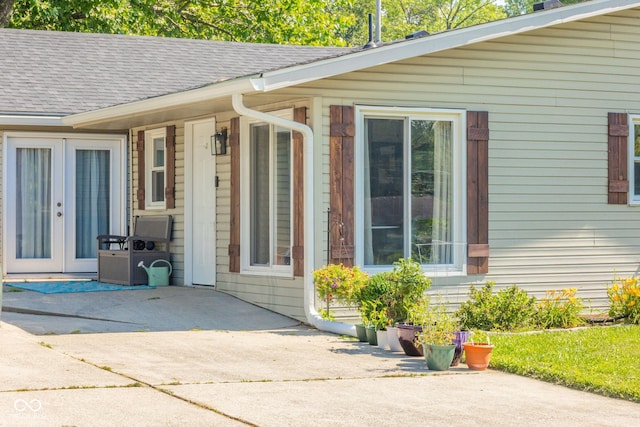901 N Greenbriar Rd, Muncie, IN 47304 - view of exterior entry with roof with shingles