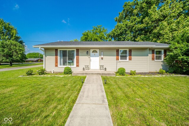 901 N Greenbriar Rd, Muncie, IN 47304 - view of front of house with a front lawn