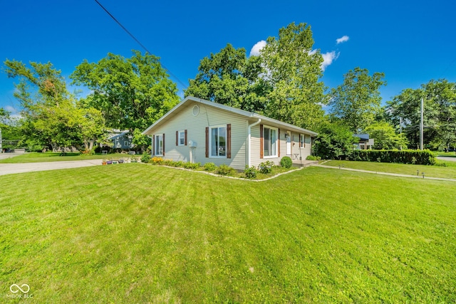 901 N Greenbriar Rd, Muncie, IN 47304 - ranch-style home featuring a front lawn