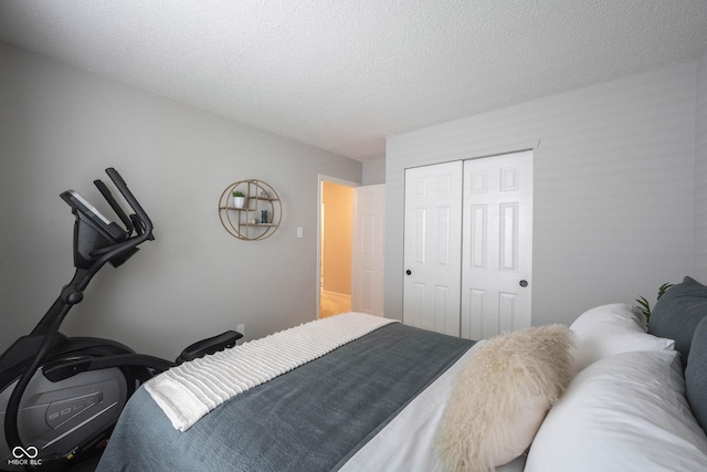 14459 Forsythia Ln, Fishers, IN 46038 - bedroom featuring a closet and a textured ceiling