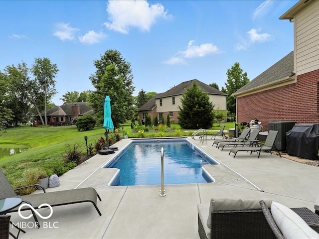 4233 Dartmoor Dr, Greenwood, IN 46143 - swimming pool with a patio area and a lawn