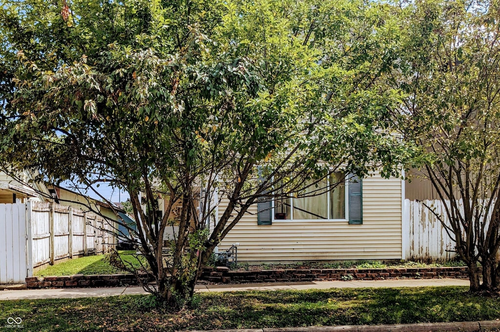 513 W 2nd St, Rushville, IN 46173 - view of property exterior