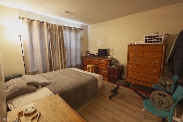 291 Lakemoore St, Brownsburg, IN 46112 - bedroom with wood finished floors and a textured ceiling