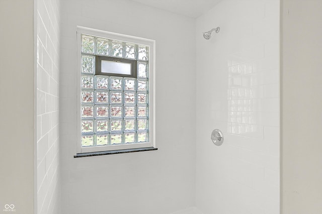 5015 Nowland Ave, Indianapolis, IN 46201 - bathroom with tiled shower