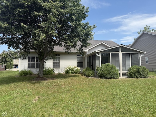 2929 Tuscarora Ln, Indianapolis, IN 46217 - view of front facade with a sunroom and a front lawn