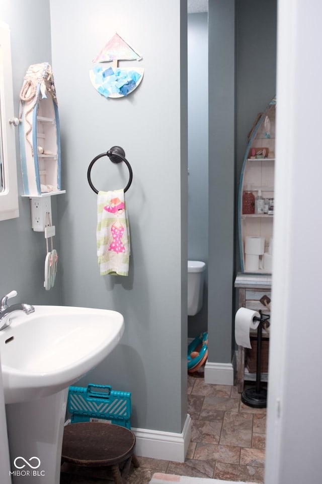 643 Harlan St, Plainfield, IN 46168 - bathroom featuring stone finish flooring and baseboards