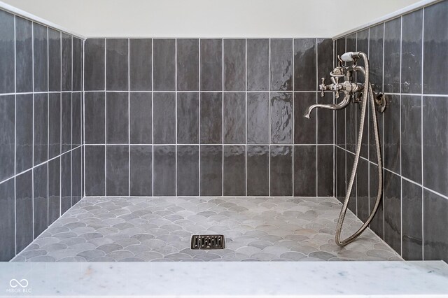2130 Brookside Pkwy N Drive, Indianapolis, IN 46201 - full bath featuring a tile shower