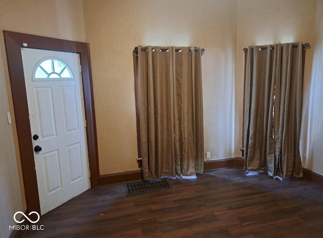 103 N Chester Ave, Indianapolis, IN 46201 - foyer entrance featuring wood finished floors and baseboards